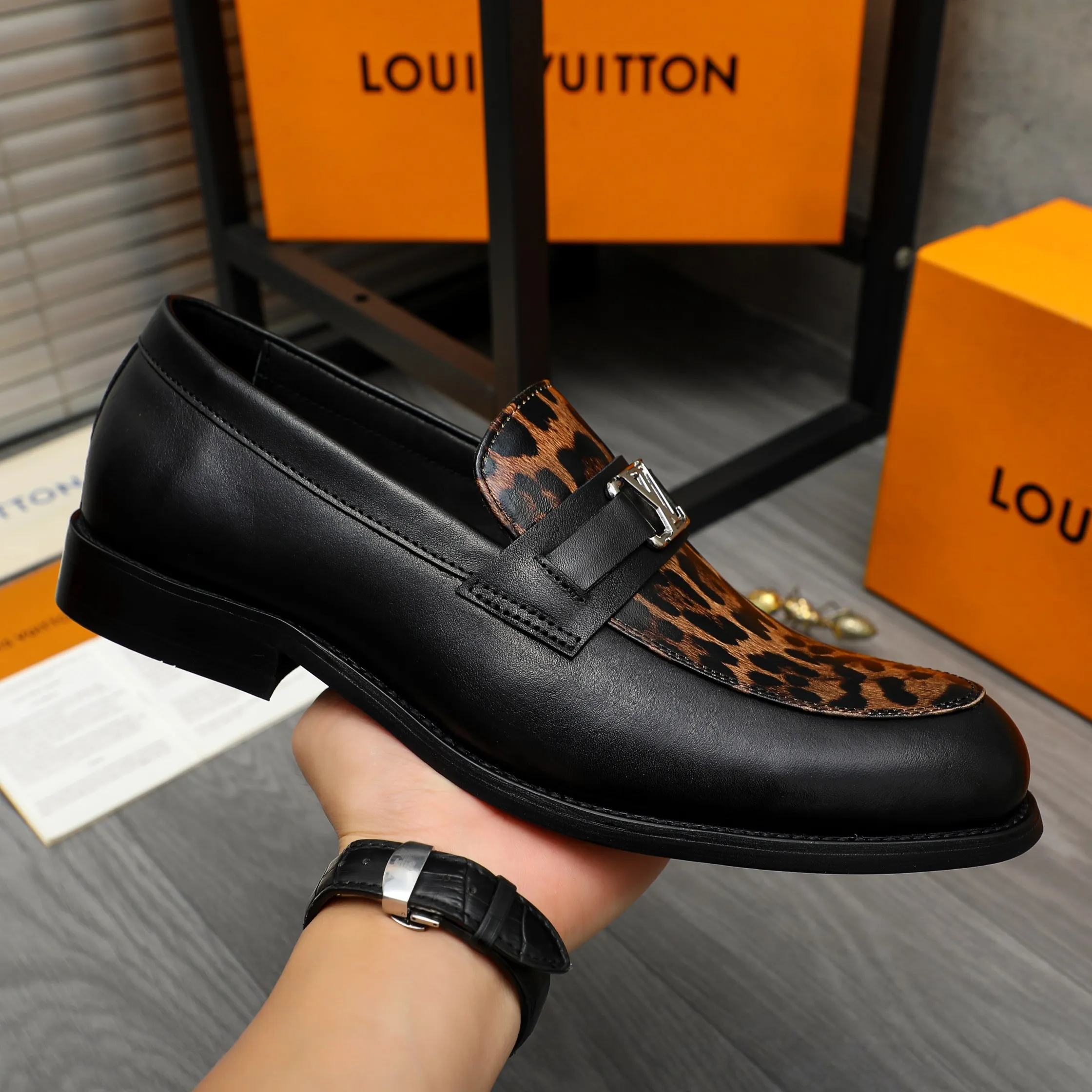 Men's shoes 💰p460 Product trademark: LV "Louis Vuitton" business slip-on leather shoes Regular size: 39-45 (45 is custom-made and non-returnable) Product materials: Selected leopard print cowhide stitching upper, cowhide lining, original rubber outsole